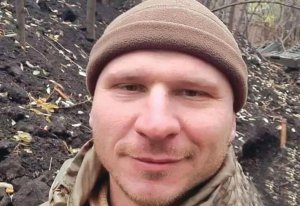 Стрілець Олег Андрієнко — перший ­український воїн, якого вбили окупанти 2021 року. Родом із Запоріжжя. У загиблого залишилися син, дружина і мати