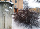 Аллею гоголевских героев засыпало снегом