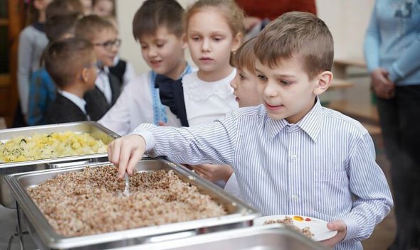 Якщо батьки і суспільство хочуть бачити майбутнє покоління здоровим, то повинні виховувати в дітях здорові смаки і здоровий вибір в харчуванні. Забороняти їсти шкідливі продукти і напої з великим вмістом цукру