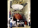 Работа над завершением подготовки к полету космического зонда в научном центре Кеннеди