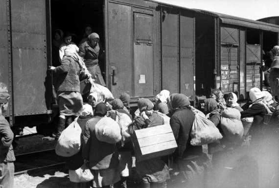 Отправка женщин на принудительные работы в Германию, Киев, весна 1943