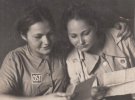 Работницы читают письма. По мнению историков, это постановочное фото, возможно сделано по просьбе самих женщин, чтобы показать родным