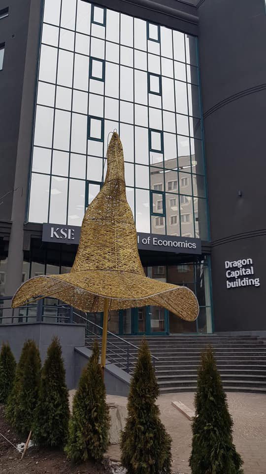 Шляпа теперь красуется возле школы в Киеве
