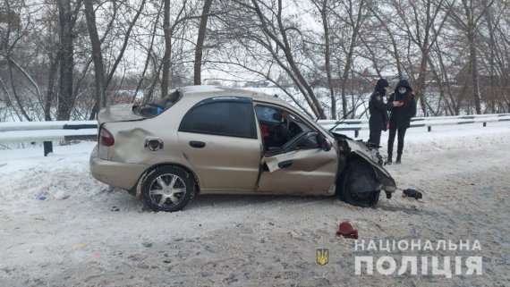 На Харьковщине легковушка Daewoo Lanos влетел под фуру. Водитель и одна из пассажирок погибли. Еще одна - в больнице