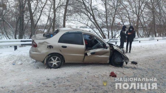 На Харківщині  легковик  Daewoo Lanos влетів під фуру. Водійка і одна з пасажирок загинули. Ще одна - в лікарні