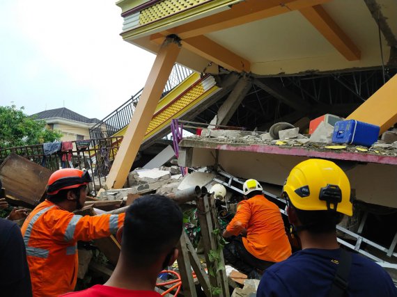 В Индонезии в результате сильного землетрясения на острове Сулавеси погибли 7 человек. Еще сотни получили ранения