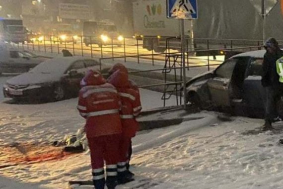 Під Києвом водій  Ford   на швидкості  вилетів на тротуар  і збив 35-річну жінку. За кермо сів п'яний