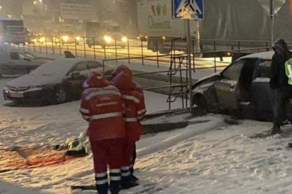 Под Киевом водитель Ford на скорости вылетел на тротуар и сбил 35-летнюю женщину. За руль сел пьяный