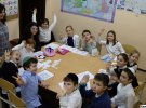 В Одессе в религиозной общине "Хабад" действует собственная сеть частных учебно-воспитательных комплексов. Здесь могут учиться не только местные дети, но и из других городов Украины. С детского сада учат 4 языка