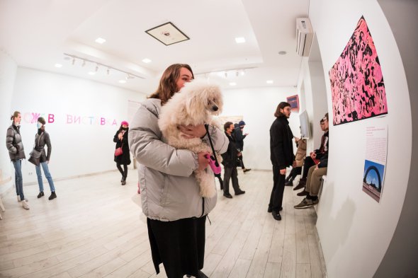 Девушка с собакой смотрит на работу "Мемориал жертвам сексуального насилия". Автор хотел вынести замалчиваемую проблему в публичное пространство и показать, как вытесненная сексуальность вырождается в чрезвычайную жестокость.