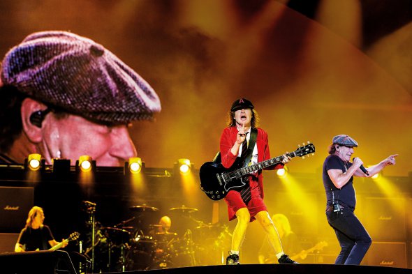 Гітарист Ангус Янг і вокаліст Браян Джонсон австралійського рок-гурту AC/DC виступають 6 грудня 2015-го на стадіоні в Мельбурні. На захід прийшли 100 тисяч людей. Загалом турне на підтримку 16-ї студійної платівки Rock or Bust принесло музикантам 1,1 мільйона. AC/DC дали 86 концертів. Останні 23 шоу Браяна заміняв Ексл Роуз – фронтмен американської групи Guns&Roses. Джонсону загрожувала повна втрата слуху, але через два роки він повернувся в гурт
