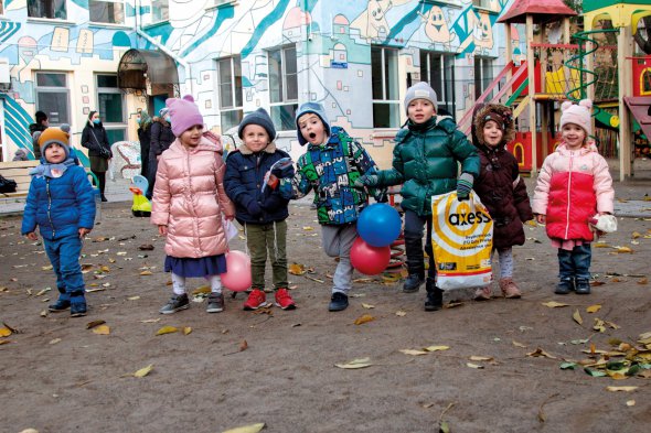 Діти із садка ”Хабад Ор-Авнер” в Одесі чекають на автобуси, якими їдуть додому. Заклад відвідують 73 малюків