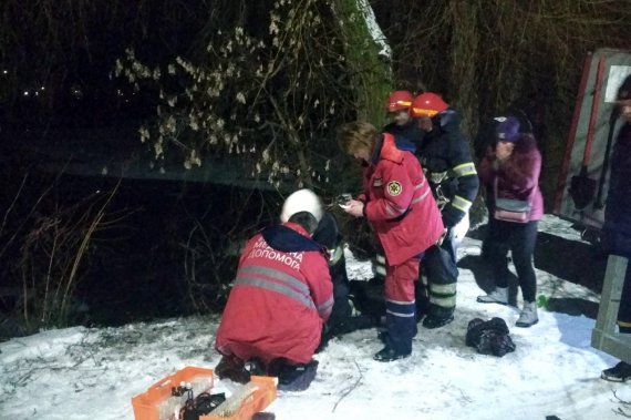 На Хмельнитчине двое товарищей 25 и 32 лет провалились под лед. Младшего не спасли