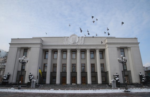 Київ засипало снігом, проте місцеві розважаються