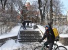 Киев засыпало снегом, однако местные развлекаются
