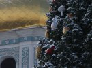 Киев засыпало снегом, однако местные развлекаются