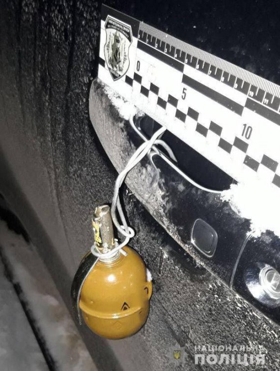 В Ровно 17 января 28-летний мужчина обнаружил на одном из припаркованных автомобилей гранату