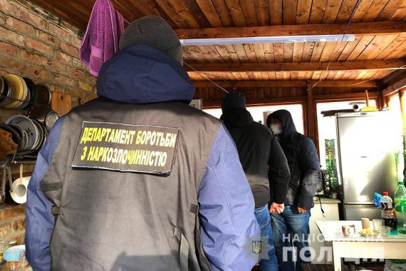 На Київщині поліцейські викрили вісьмох чоловіків, які у заміському будинку "варили" метадон