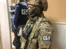 Поліцейський вимагав гроші у громадянина, який звинувачується в умисному нанесенні тілесного ушкодження середньої тяжкості. Фото: СБУ