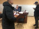 Поліцейський вимагав гроші у громадянина, який звинувачується в умисному нанесенні тілесного ушкодження середньої тяжкості. Фото: СБУ