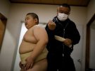 10-летний борец сумо тренируется и отдыхает с отцом / Reuters
