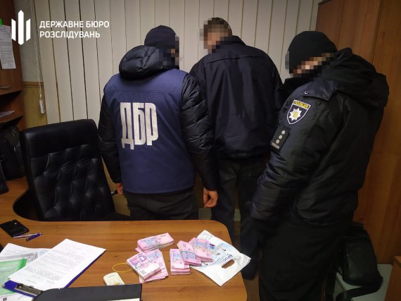 Слідчого Донецького ГУ НП та його спільника затримали на хабарі в 140 тис. грн.