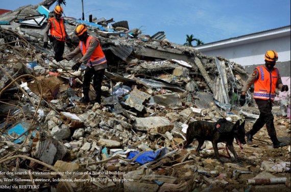 Спасатели ищут выживших под завалами / Reuters