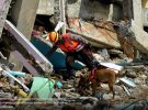 Спасатели ищут выживших под завалами / Reuters