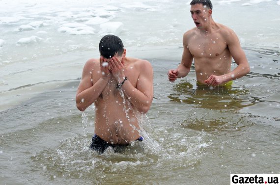 В озере в парке Ореховый Гай скупалось сотни львовян
