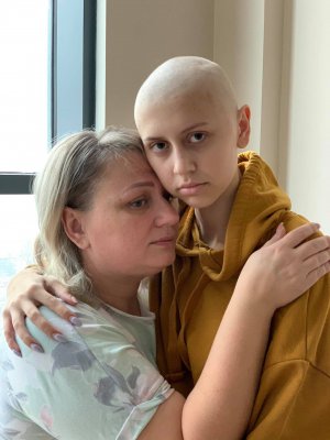 15-летняя Диана Деркач из города Немиров Винницкой области борется с саркомой Юинга. Опухоль является одной из самых агрессивных, невероятно быстро прогрессирует. Но врачи дают шанс на выздоровление.