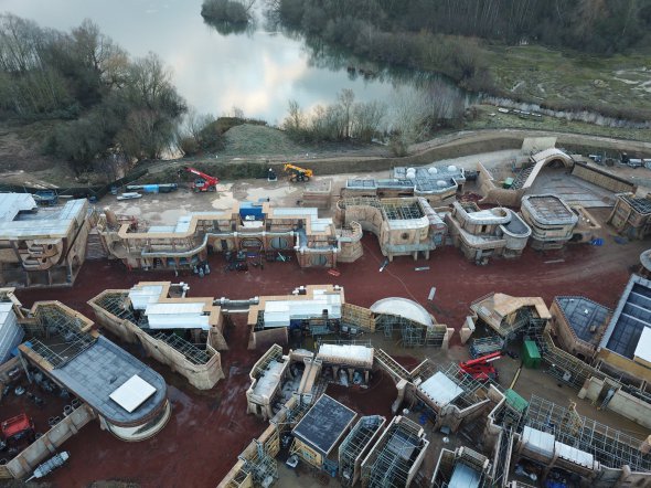 Компанія LucasFilm, що належить Disney, будує декорації для зйомок спін-офу “Зоряних війн” у селищі Літл Марлоу англійського графства Бакінгемшир.