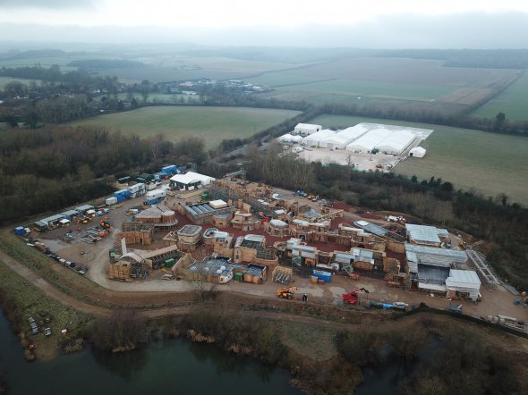 Компанія LucasFilm, що належить Disney, будує декорації для зйомок спін-офу “Зоряних війн” у селищі Літл Марлоу англійського графства Бакінгемшир.