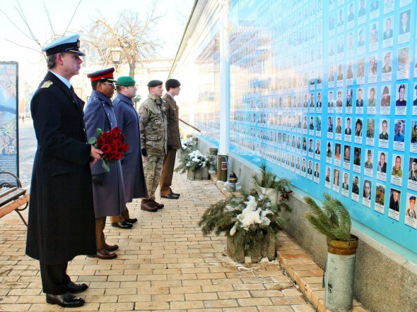 Британцы возложили цветы к Стене памяти на Михайловской площади.