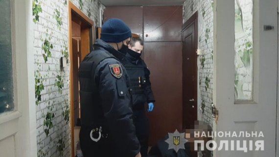 В Одесі   затримали чоловіка з відчленованою головою в руках та обмотаного людськими внутрішніми органами