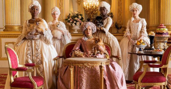 Голда Рошевель у серіалі "Бріджертони" зіграла британську королеву Шарлотту. Хоч загальний мультикультуралізм серіалу є художньою вигадкою, королева Шарлотта є реальною історичною постаттю.
