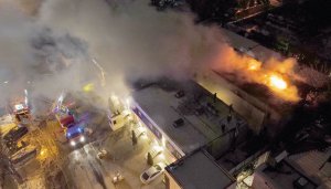 Пожежники гасять вогонь у готелі ”Аркадія” на вулиці Посмітного, 10/12, в Одесі 17 січня. Там перебували  19 постояль­ців, двоє загинули