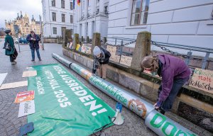Активісти протестують проти спорудження газогону ”Північний потік-2” перед канцелярією землі Мекленбург — Західна Померанія. 12 січня 2021 року, Німеччина