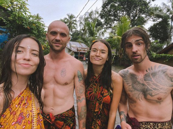 Надя Дорофеева с мужем и друзьями отдыхает на Бали