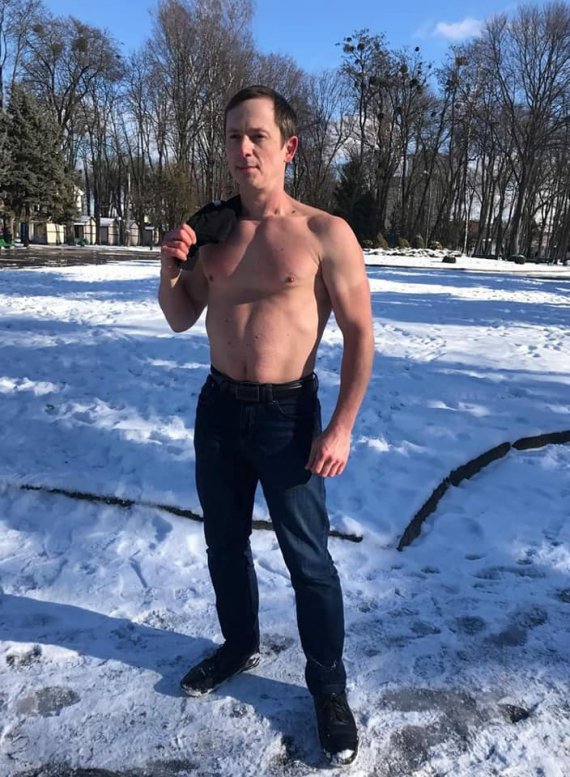 Андрей Козак уже вторую зиму обходится без верхней одежды.