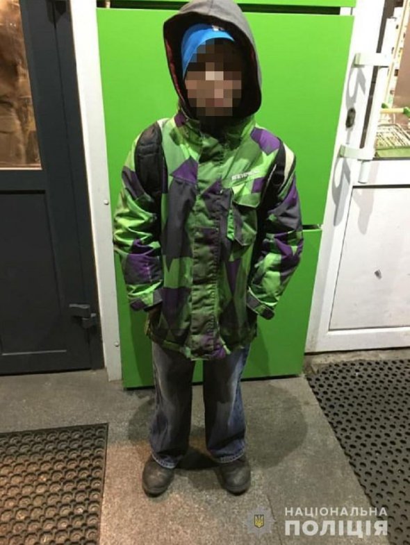 Мальчика заметила киевлянка возле продуктового магазина в Оболонском районе столицы