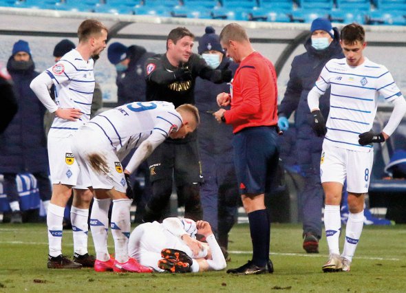 12 грудня 2020 року київське ”Динамо” зіграло внічию з ковалівським ”Колосом” – 2:2 – у матчі чемпіонату України. Арбітр Ігор Пасхал призначив два пенальті й вилучив двох гравців команд після перегляду VAR. До нього апелює нападник ”Колоса” Євген Селезньов