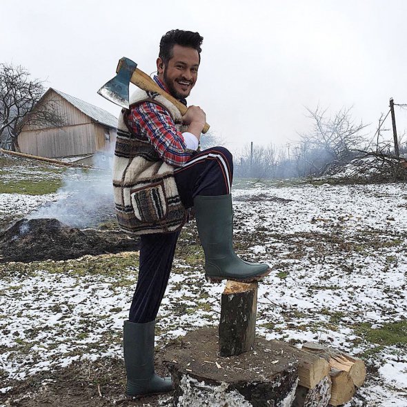 Шеф-повар Эктор Хименес-Браво умеет  не только готовить, но и рубить дрова