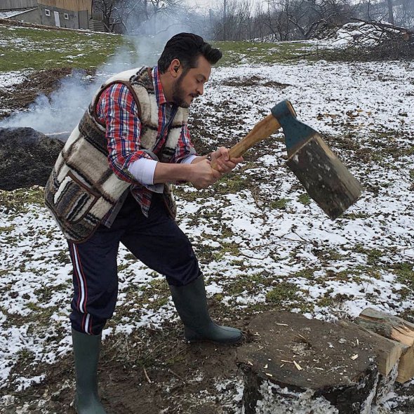 Шеф-повар Эктор Хименес-Браво умеет  не только готовить, но и рубить дрова