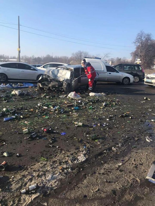 Дорога усыпана осколками и уцелевшими бутылками, которые перевозил один из автомобилей