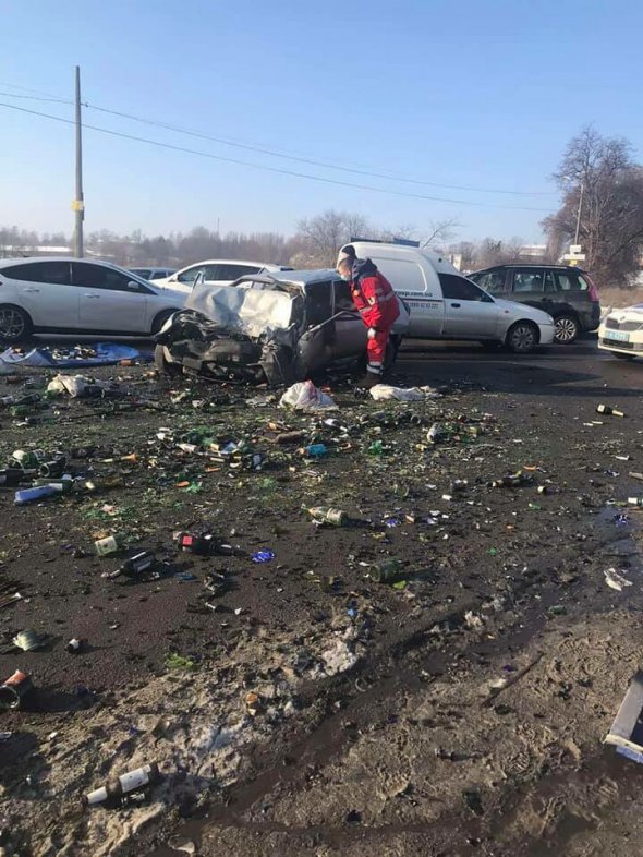 Дорога усипана осколками й уцілілими пляшками, які перевозив один з автомобілів