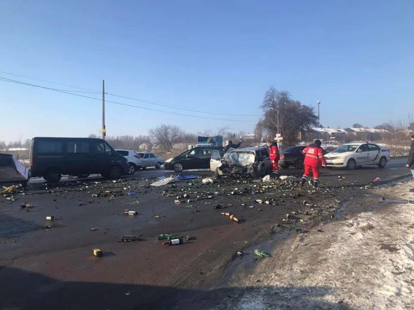 Дорога усыпана осколками и уцелевшими бутылками, которые перевозил один из автомобилей