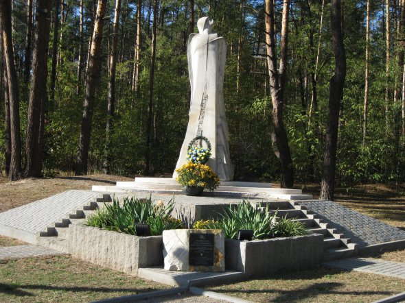 Пам'ятник, встановлений при дорозі на в'їзді до села Гнідин з ініціативи та за кошти місцевих мешканців і меценатів. На відстані 500 метрів у лісі було знайдене тіло Юрія Вербицького