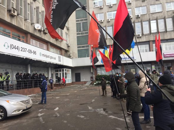 Активисты протестуют против возможной передачи имущества рынка "Столичный" людям Юрия Иванющенко
