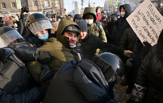 В России начались массовые акции. Силовики пакуют сотни митингующих по всей стране