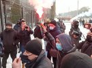 В Киеве возле посольства РФ неизвестные сорвали акцию в поддержку российского оппозиционера Алексея Навального